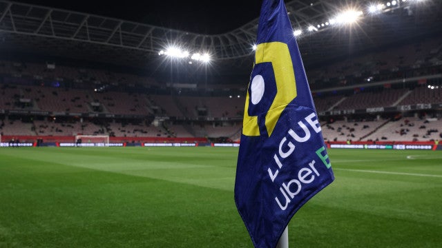 Jogador do Nice ameaça saltar de viaduto. Operações em curso no local