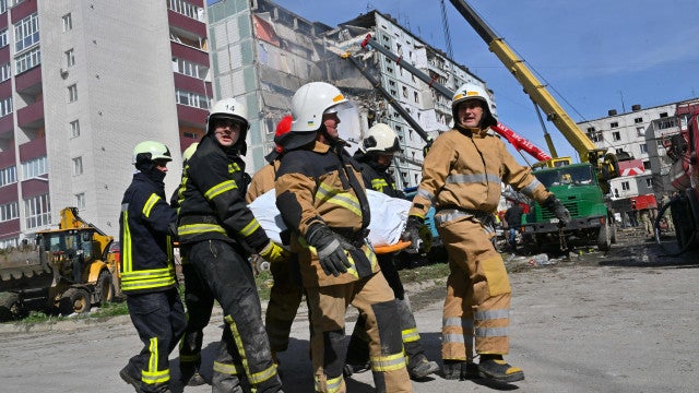 Rússia ataca fábrica e área agrícola na Ucrânia, e drone cancela voos em Moscou