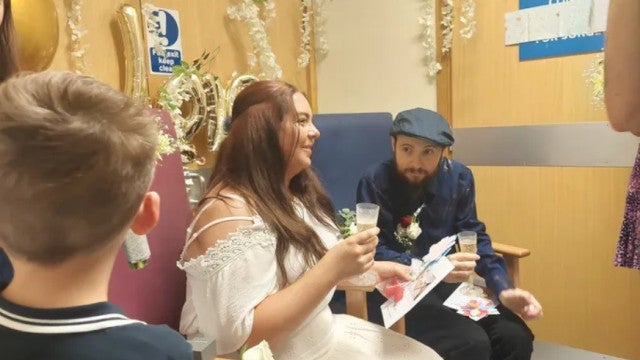 Noivos se casam no hospital quatro dias antes de noivo morrer de câncer