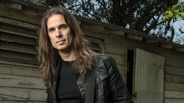 Kiko Loureiro se afasta da Megadeth em turnê e banda anuncia substituto