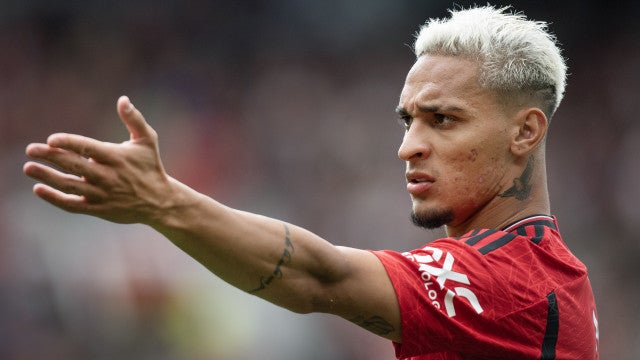 Antony chega à Inglaterra para depor em caso de agressão; entenda a situação do atacante