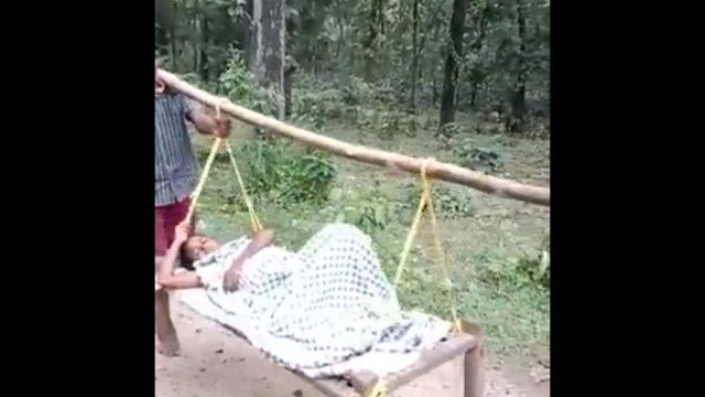 Grávida em trabalho de parto é carregada em maca por 20 km; veja o vídeo