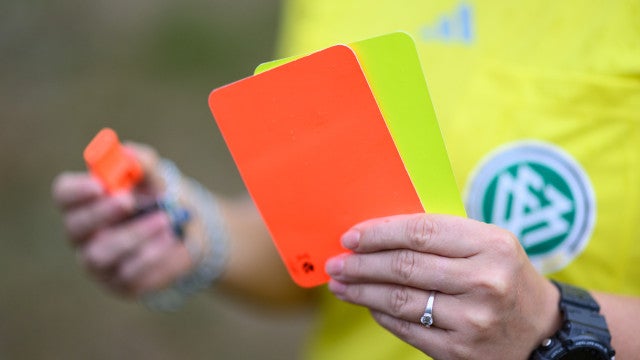 Árbitro atingido a tiros em campo corre o risco de ficar paraplégico