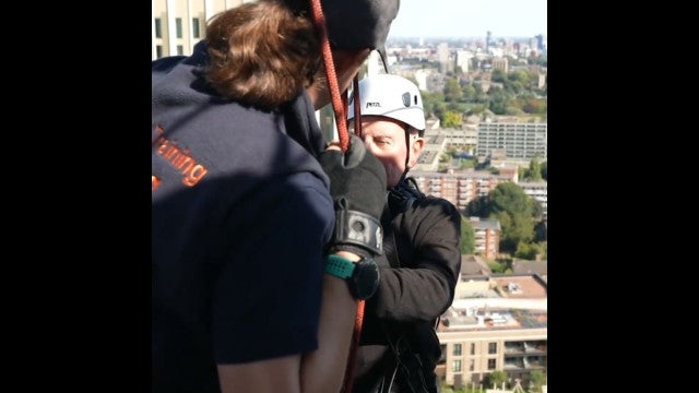 "Relaxante". Idoso de 102 anos desce Hospital Real de Londres de rapel