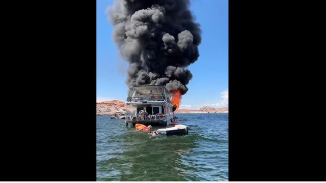 Dezenas de passageiros, incluindo bebê, fogem de casa flutuante em chamas