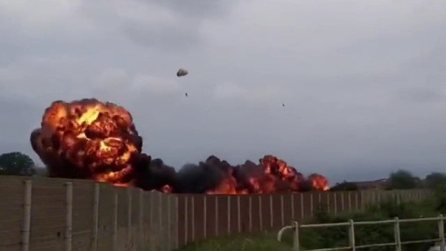 Avião da força aérea italiana cai e mata menina de 5 anos