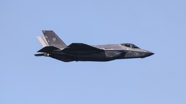 "Pousou no meu quintal": morador dá alerta para piloto ejetado de F-35