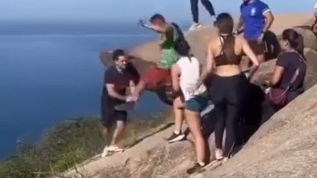 Na fila para tirar foto, homens brigam no alto da Pedra do Telégrafo