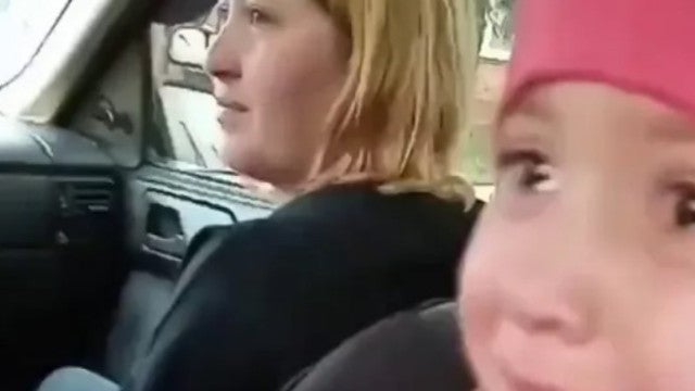 Menina ucraniana chora ao ver creche destruída por míssil russo