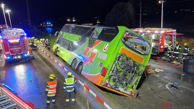 Pelo menos um morto e 20 feridos em acidente com ônibus na Áustria