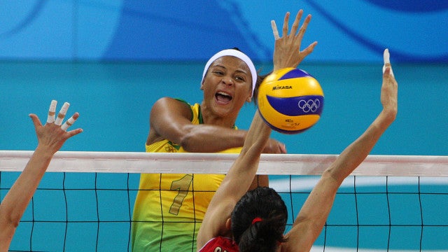 Morre Walewska, campeã olímpica com a seleção de vôlei, aos 43 anos