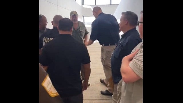 Norte-americano em fuga há 32 anos sorri ao ser encontrado pelo FBI