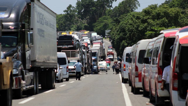 Imigrantes tem nove quilômetros de congestionamento na subida da serra após final de semana quente