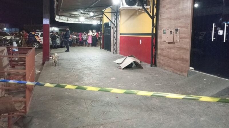 Homem é baleado e morre após apontar arma para policiais