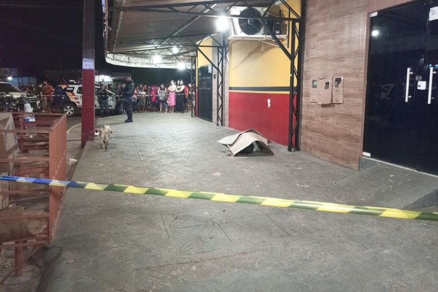 Homem é baleado e morre após apontar arma para policiais