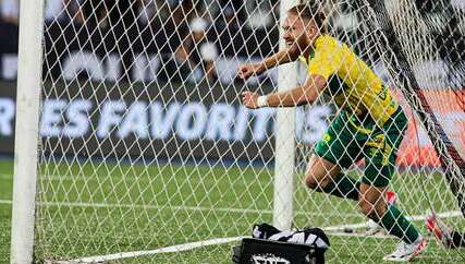 Botafogo perde para o Cuiabá e fica seis pontos na frente do Palmeiras, mas com um jogo a menos. A gordura diminuiu e deixa a disputa aberta