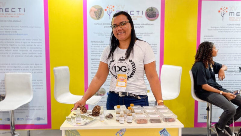 Estudante de MT que desenvolveu cápsula biodegradável para auxiliar pequenos agricultores apresenta projeto em Brasília