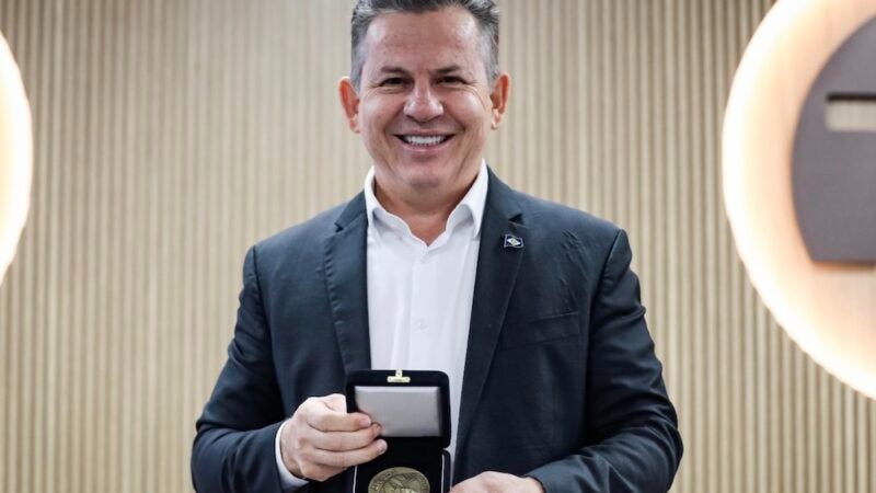Governador, prefeitos de Sinop, Guarantã recebem premiação do Tribunal de Contas do Estado