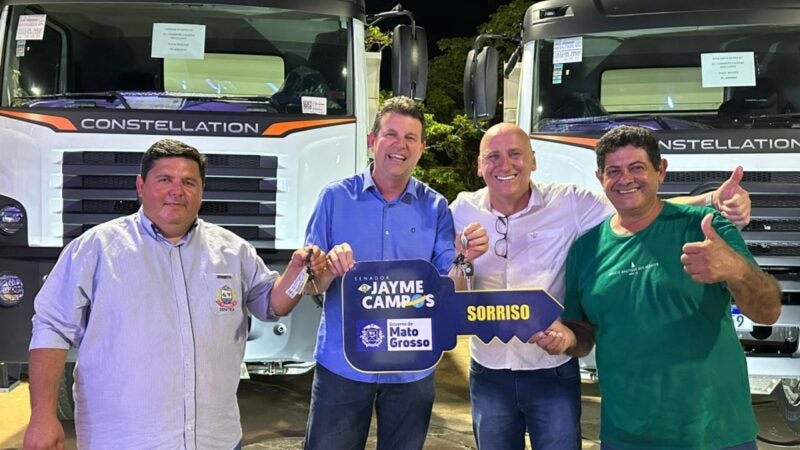 Sorriso recebe dois caminhões basculantes durante entregas do governo em Cuiabá  