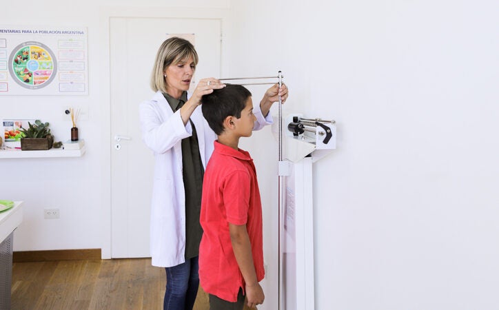 Deficiência hormonal pode afetar crescimento de crianças