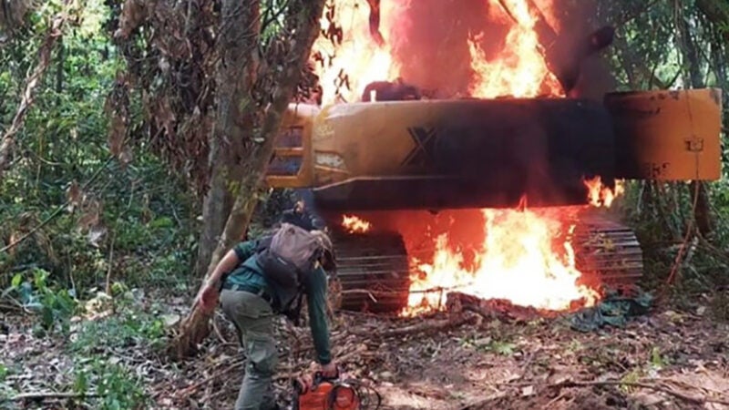 Governador sanciona lei com novos critérios para destruir maquinários usados em crimes ambientais em MT