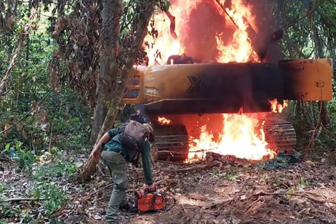 Governador sanciona lei com novos critérios para destruir maquinários usados em crimes ambientais em MT