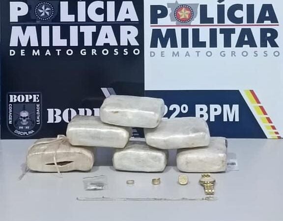 Polícia Militar apreende seis tabletes de maconha e prendem três pessoas por tráfico de drogas