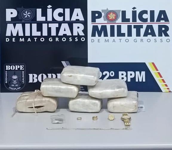 Polícia Militar apreende seis tabletes de maconha e prendem três pessoas por tráfico de drogas