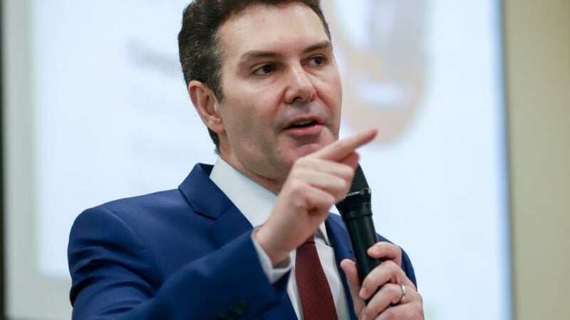 Ministro assina ordem de serviço para ampliação de sistema de água e confirma vinda a Mato Grosso