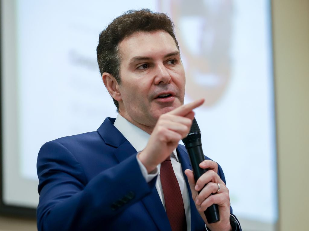 Ministro assina ordem de serviço para ampliação de sistema de água e confirma vinda a Mato Grosso