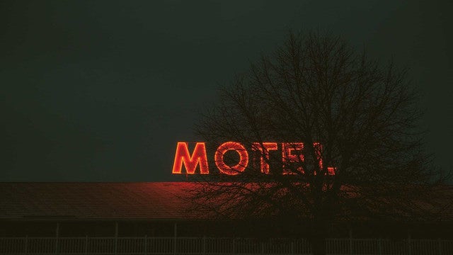 Motel é condenado a pagar R$ 15 mil de indenização a mulher que teve quarto invadido pelo ex