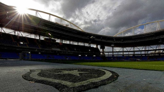 Apagão no Engenhão paralisa Botafogo x Athletico-PR por 6 vezes e jogo terminará neste domingo
