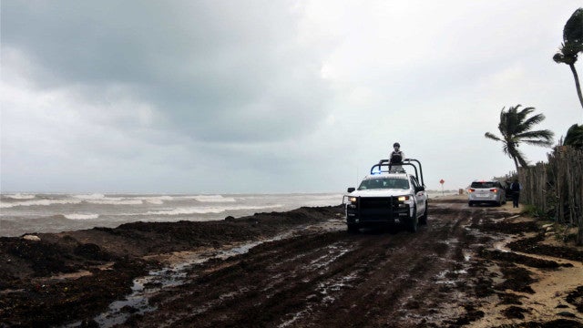 México registra 27 mortos pelo furacão Otis e contabiliza prejuízos