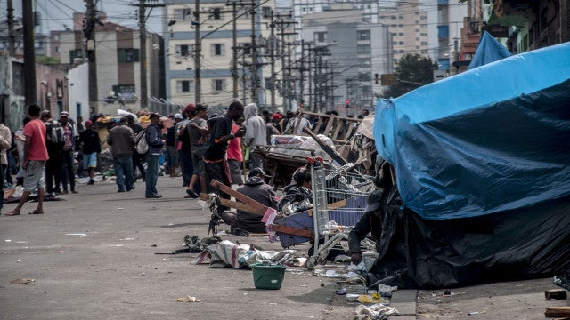 Cracolândia é isolada com grades durante a noite em cruzamento movimentado