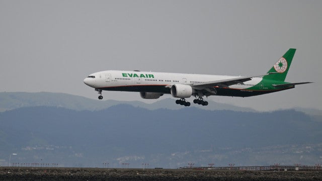 Mulher atira 5 mil dólares ao companheiro após serem expulsos de avião