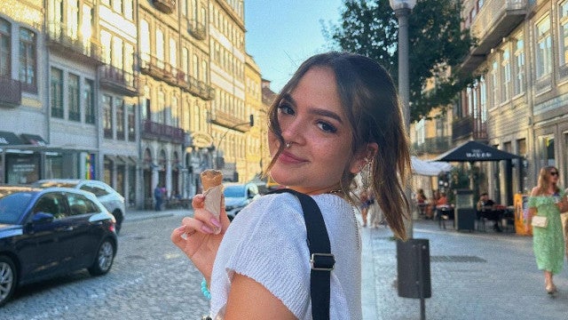 Atriz Mel Maia passeia por Portugal; veja as fotos
