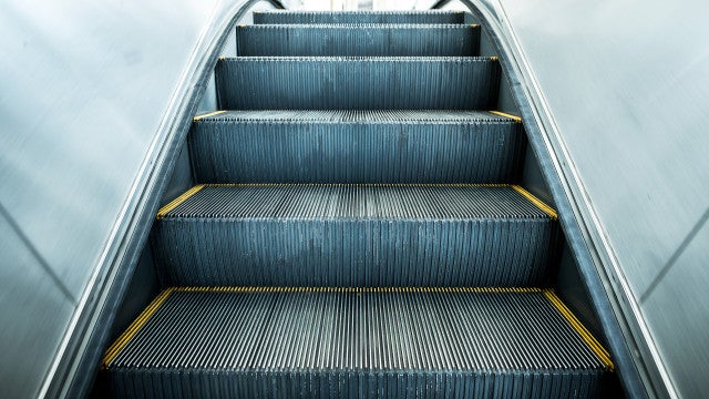 Criança tem dedo do pé amputado após acidente em escadas rolantes