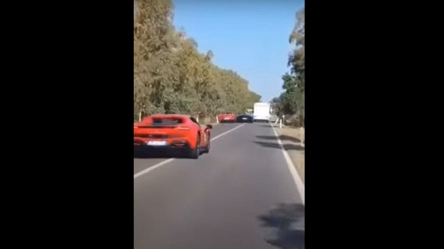 Ferrari e Lamborghini colidem violentamente contra caravana na Itália