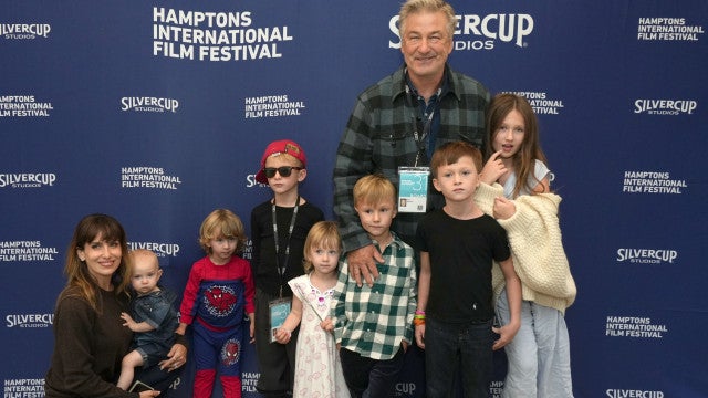Alec e Hilaria Baldwin posam com os sete filhos em evento