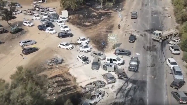 Centenas de carros abandonados no local de festival atacado pelo Hamas