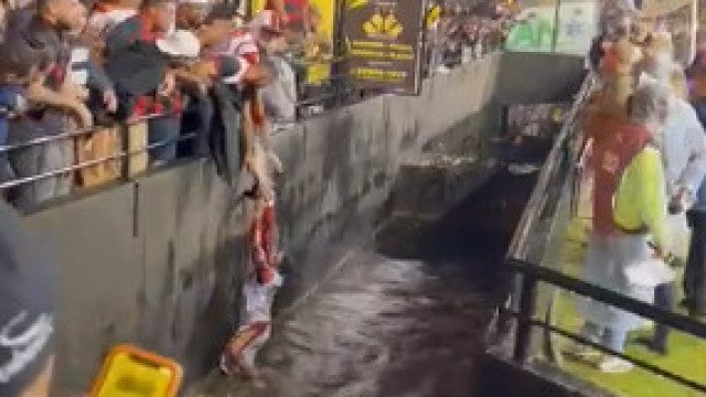 Torcedor mergulha no fosso para resgatar casaco dado por jogador