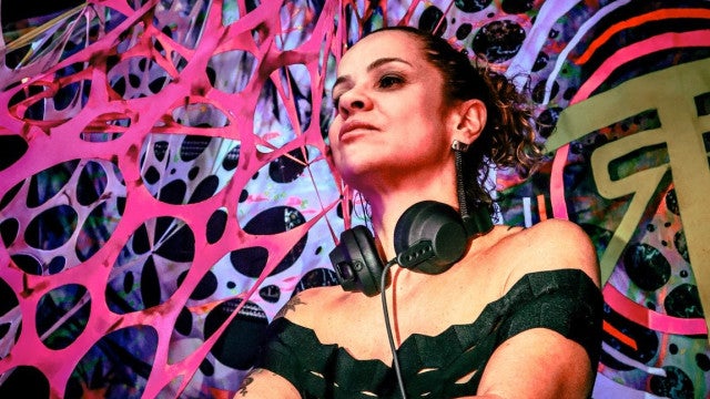 Mãe de Alok, que ajudou a fundar festival atacado em Israel, fala sobre o atentado