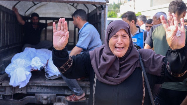 Imagens de guerra: A insuportável dor de ter de sepultar uma criança
