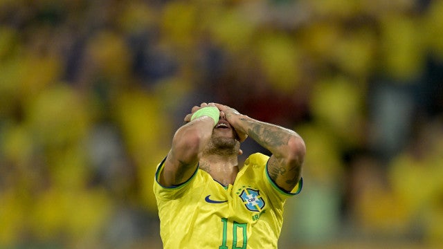 Neymar é atingido por pipocas após empate entre Brasil e Venezuela pelas Eliminatórias