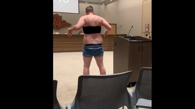 Pai tira roupa para mostrar desagrado com novo ‘dress code’ de escola