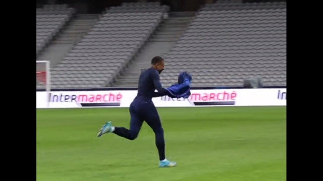 Mbappé marca gol incrível no treino e segue direto para o vestiário