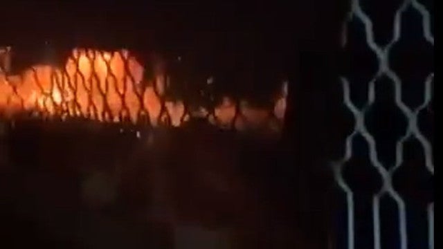 O momento em que hospital em Gaza é atingido por ataque aéreo