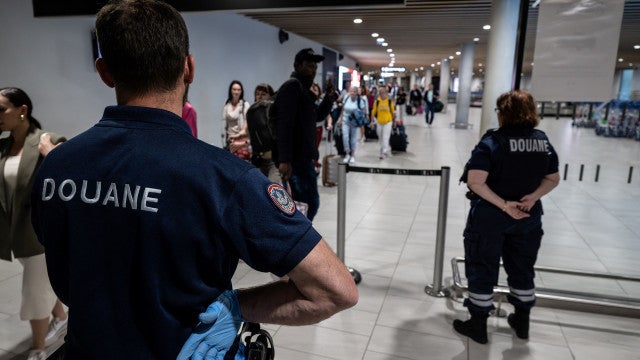Seis aeroportos franceses são esvaziados por ameaça de bomba