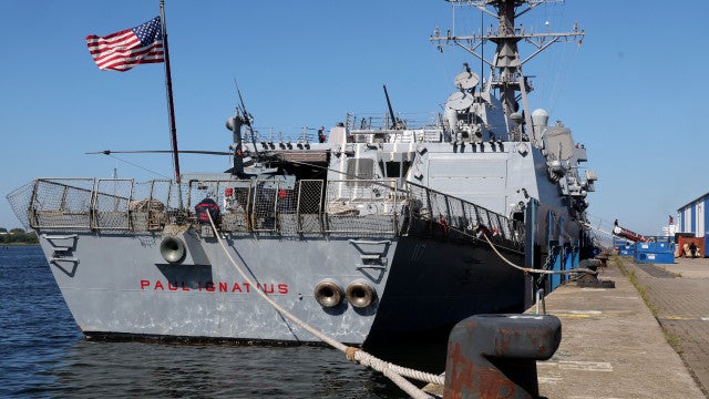 Navio de guerra dos EUA abate mísseis de aliados do Irã; base americana é atacada no Iraque