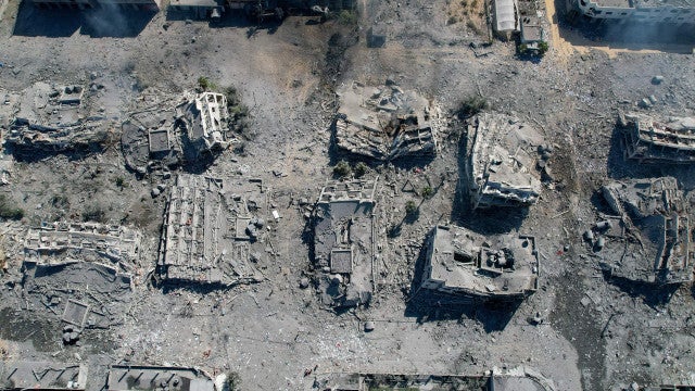 Israel destrói distrito de Gaza e míssil atinge igreja ortodoxa